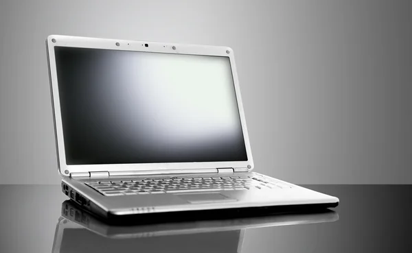Modern laptop isolerad på svart bakgrund — Stockfoto