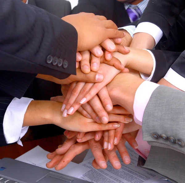 Kézfogás és a csapatmunka — Stock Fotó