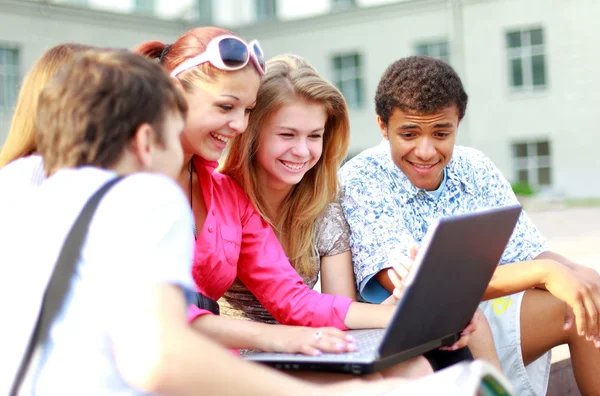 Giovani studenti in fila per un ritratto — Foto Stock