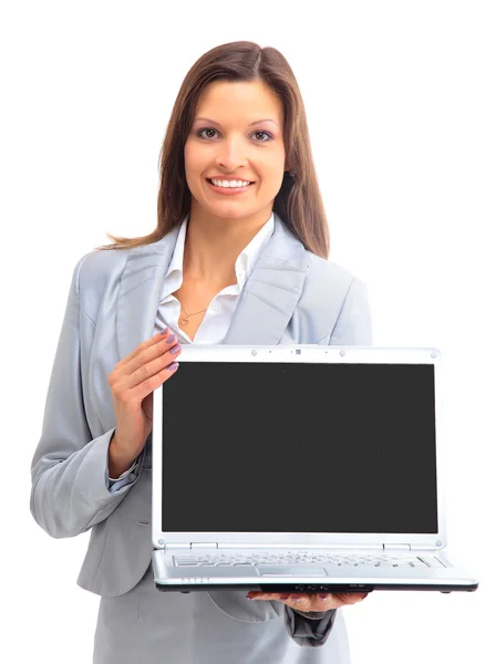 Гарненька ділова жінка дивиться на ноутбук — стокове фото