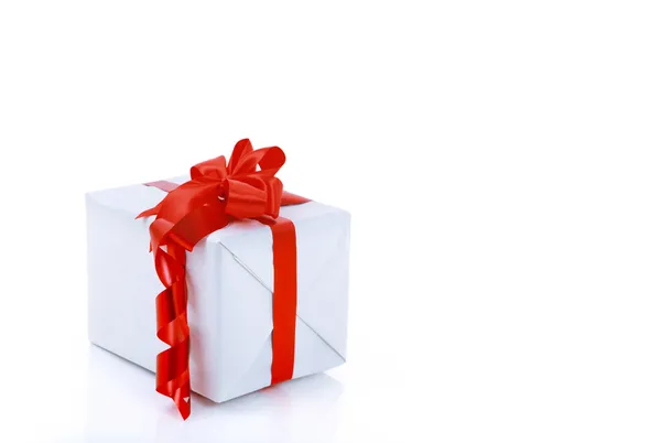 Caja de regalo envuelta con cinta roja con gran arco aislado — Foto de Stock