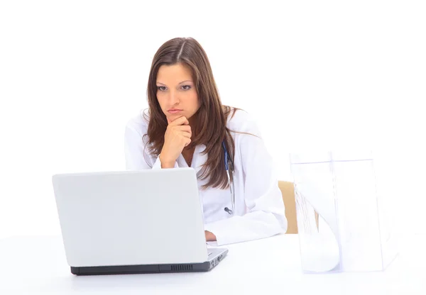 Женщина-врач на работе использовать ноутбук — стоковое фото