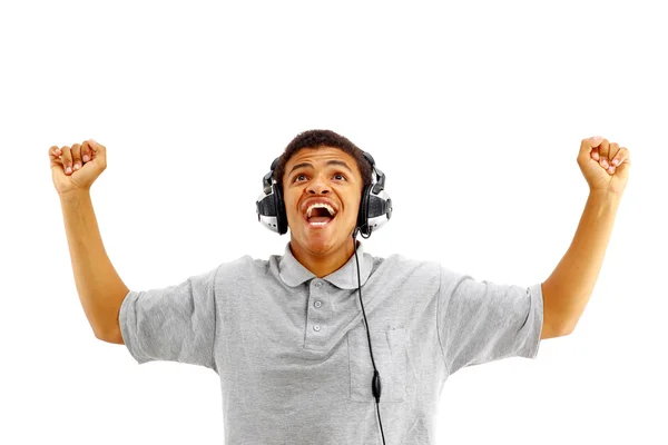 Junger glücklicher Mann hört Musik und singt — Stockfoto