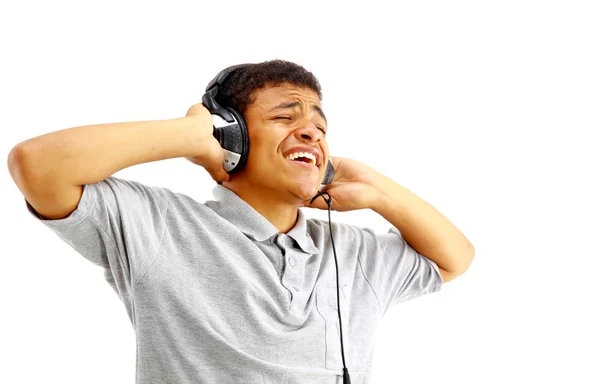 幸せな青年が音楽を聴くと歌 — ストック写真