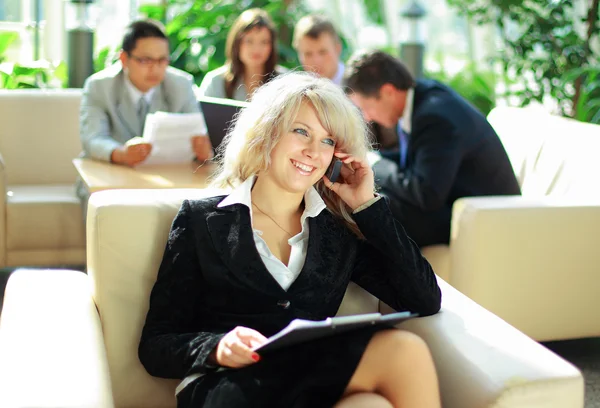 Happy young business woman talking on cellphone — Stock Photo, Image
