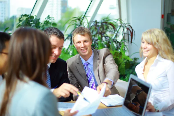 Business meeting - manager discussing work with his colleagues — Stock Photo, Image