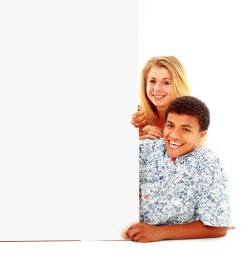 mutlu erkek ve kadının beyaz bac karşı bir pano ile portre
