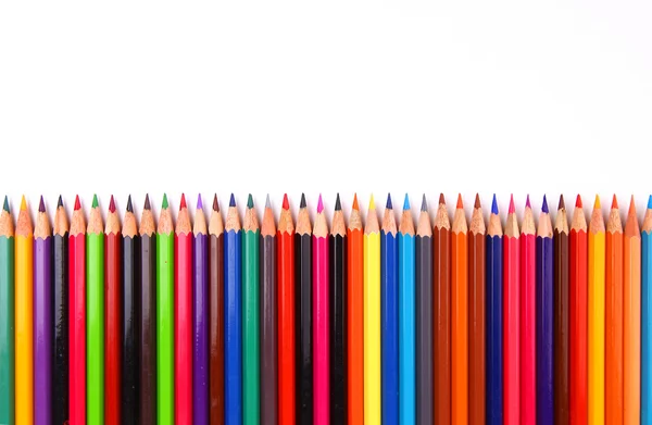 白い背景の上に異なる色の鉛筆の閉じる — ストック写真