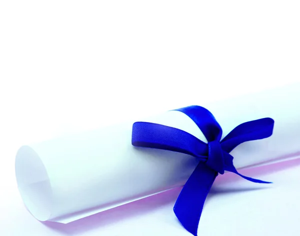 Rolagem de papel e arco azul isolado no backgrou branco — Fotografia de Stock