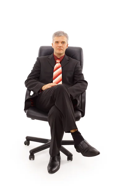 Απομονωμένες πορτρέτο ενός ανώτερος επιχειρηματία που κάθεται σε μια καρέκλα — Φωτογραφία Αρχείου