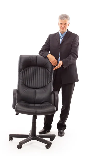 Ізольований бізнесмен і стілець — стокове фото