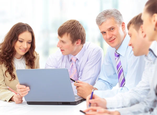 Gruppe glücklicher Geschäftsleute bei einem Treffen im Büro — Stockfoto