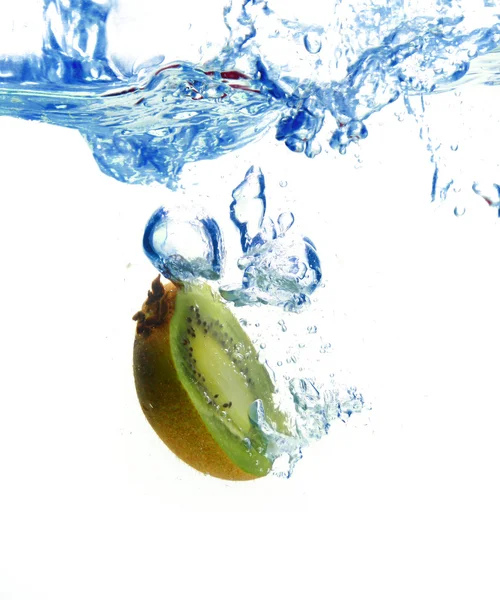 Gotas de água doce em kiwi isolado em branco — Fotografia de Stock
