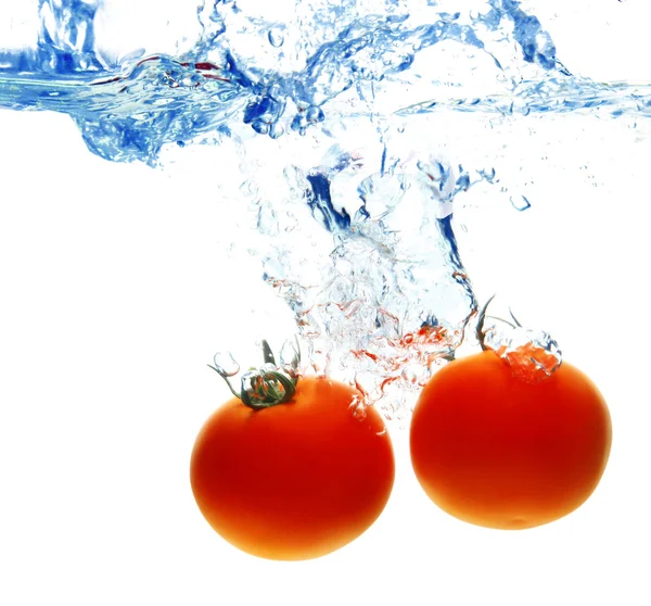 Tomaat drop in water splash met bubble — Stockfoto
