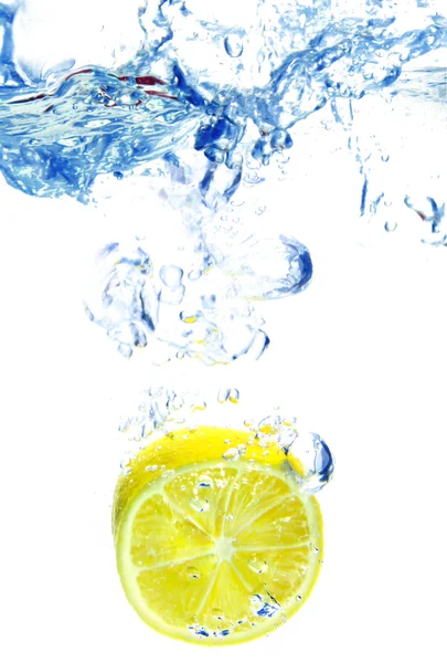 Schijfje citroen in water geïsoleerd lichtgrijs — Stockfoto