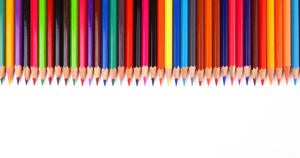 Асортимент кольорових олівців з тіні на білому тлі — стокове фото