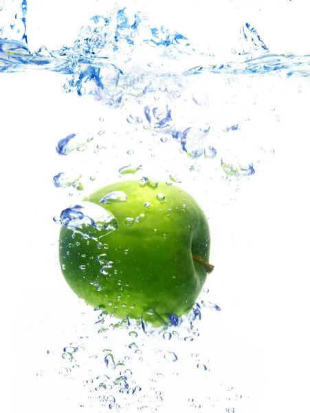 Arka plan mavi su elma sonra oluşturan baloncuklar bırakılır — Stok fotoğraf