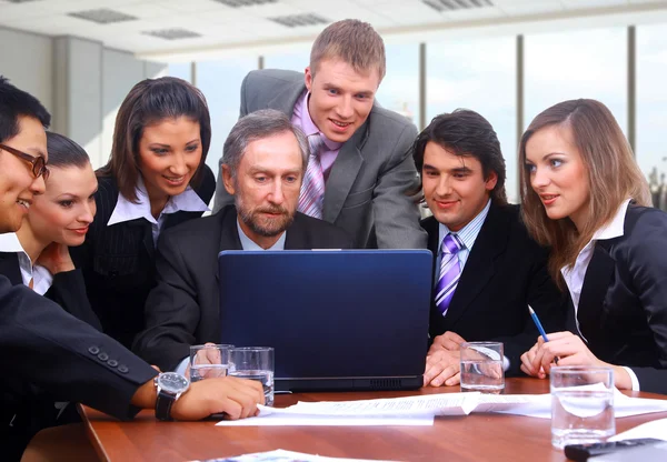 Üzleti találkozó - kezelő munka tárgyal kollégái — Stock Fotó