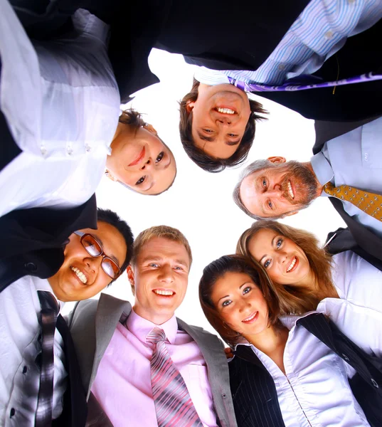 Groupe d'entreprises debout dans un huddle, souriant, vue de bas angle — Photo