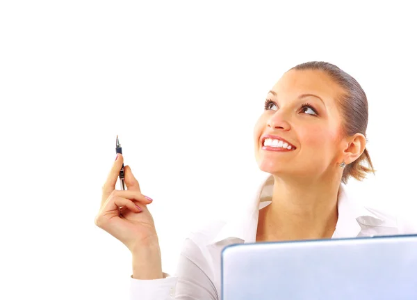 Ελκυστική γυναίκα χαμογελαστό ΝΕΩΝ ΕΠΙΧΕΙΡΗΜΑΤΙΩΝ, χρησιμοποιώντας φορητό υπολογιστή στην επιφάνεια εργασίας — Φωτογραφία Αρχείου