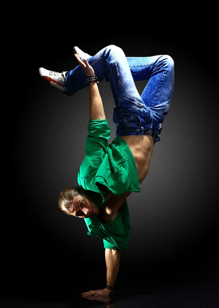 Elegáns és hűvös breakdance stílusú táncos pózol — Stock Fotó