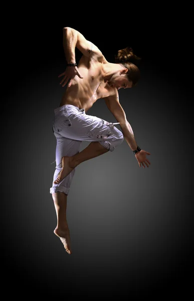 Dançarino de estilo moderno elegante e jovem está posando — Fotografia de Stock