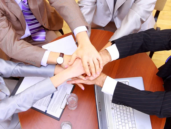 Businessteam en handen bovenop elkaar — Stockfoto