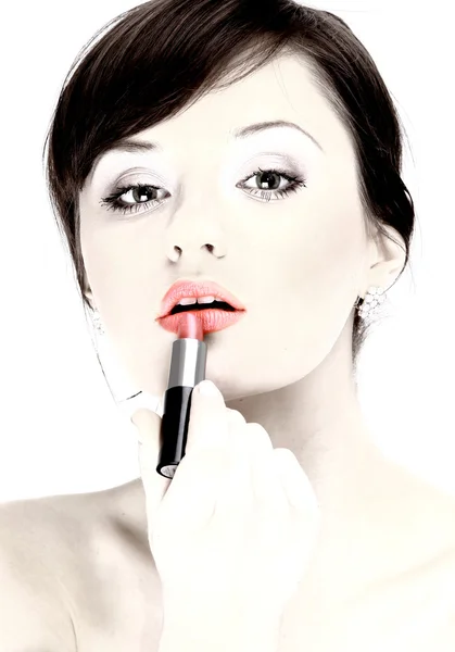 Портрет красивої жінки, що наносить помаду за допомогою щітки для маскування губ — стокове фото