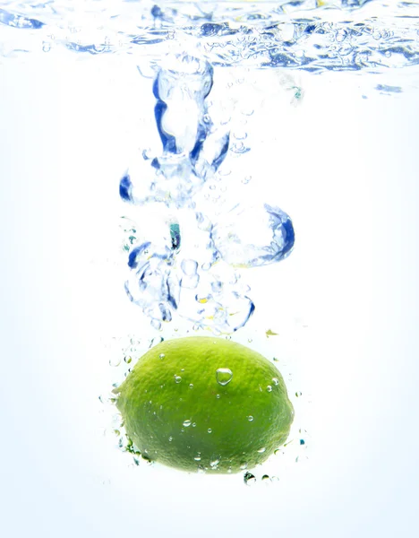 Lime dropped in a water — Stock Photo, Image