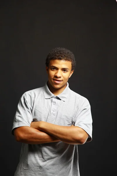 Närbild porträtt av en stilig ung man över en vit bakgrund — Stockfoto