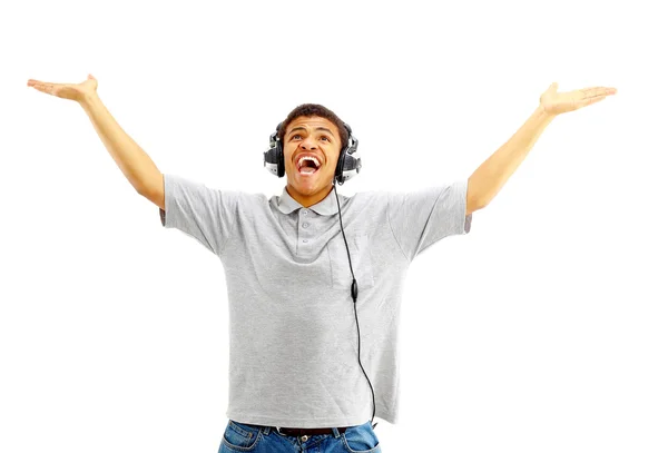 Jeune homme heureux écoutant de la musique et chantant — Photo
