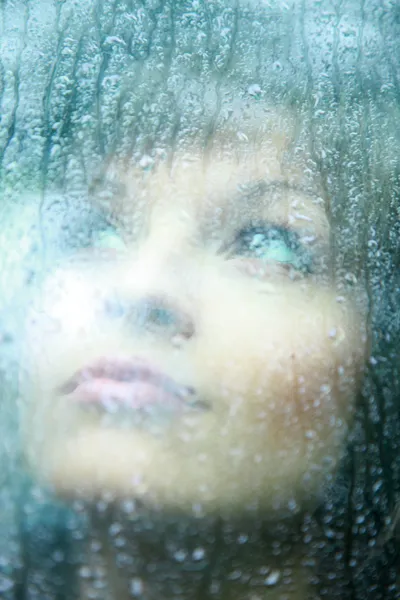 Giovane donna triste e gocce di pioggia — Foto Stock