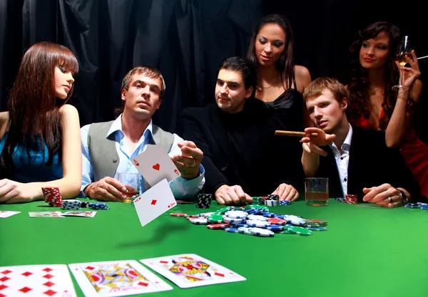 Elegante hombre de traje negro dobla dos cartas en póquer de casino en Las Vegas sobre — Foto de Stock