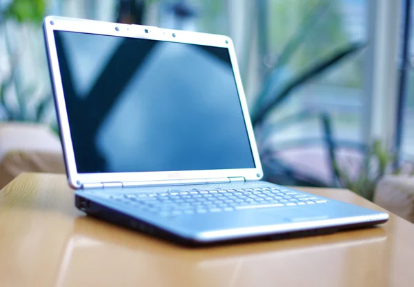 Тонкий ноутбук на рабочем столе — стоковое фото
