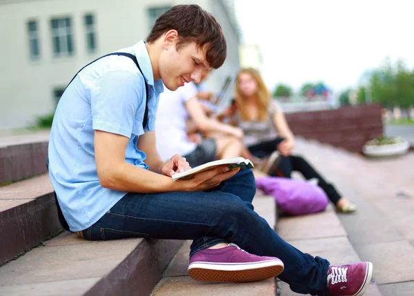 Jonge man lezen boek — Stockfoto