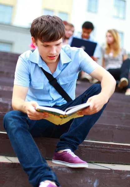 Jeune homme lire le livre — Photo