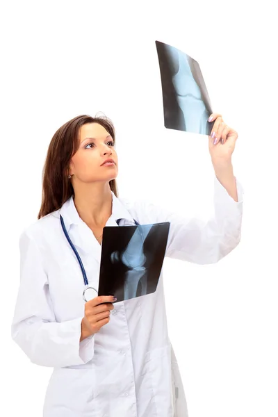 Médico joven y agradable observando una radiografía de paciente en el hospital —  Fotos de Stock