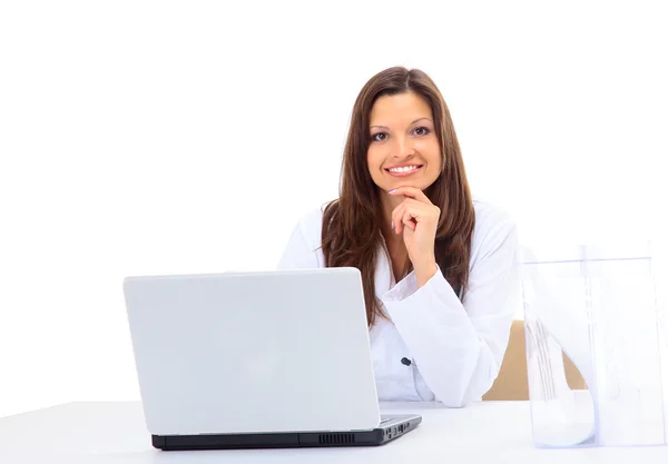 Kobieta lekarz w pracy korzystać z laptopa — Zdjęcie stockowe