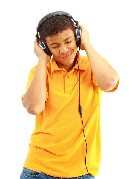 Mladý šťastný muž poslouchá hudbu a zpěv — Stock fotografie