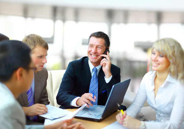 Affärsman som talar i telefon under ett möte — Stockfoto