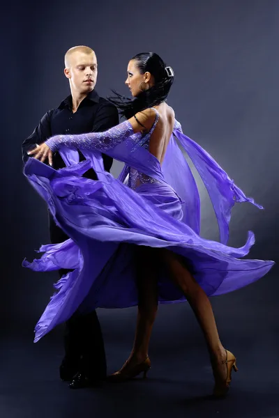 Dansçılar siyah arka plan — Stok fotoğraf