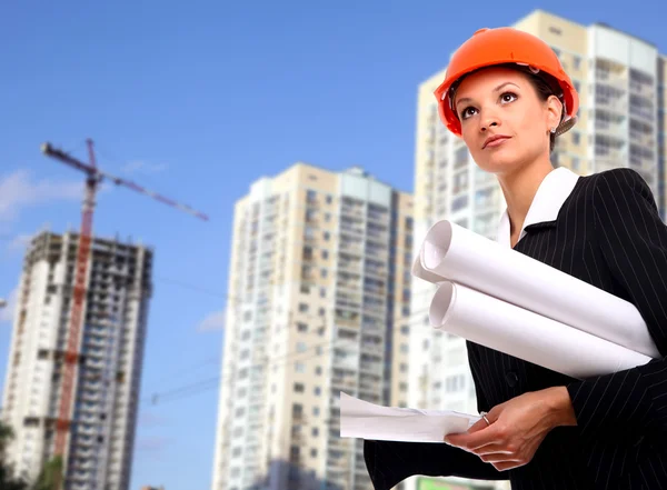 Vrouwelijke architect houden blauwdrukken — Stockfoto