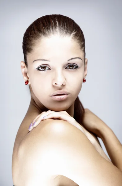 Portret van Kaukasische jonge vrouw — Stockfoto