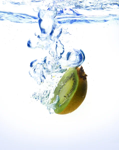 Gotas de agua dulce en kiwi aislado en blanco — Foto de Stock