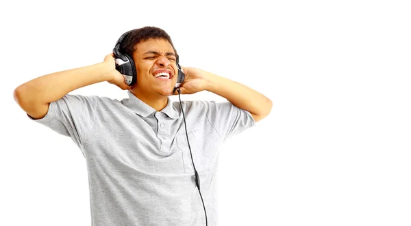 Joven hombre feliz escuchando música y cantando —  Fotos de Stock