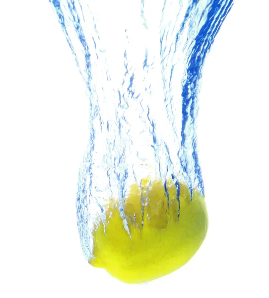 Um fundo de bolhas formando em água azul depois que o limão é deixado cair — Fotografia de Stock