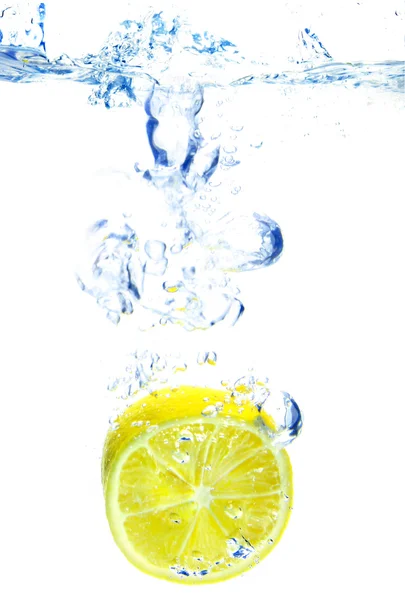 Bakgrund av bubblor bildas i blått vatten efter citron tappas — Stockfoto