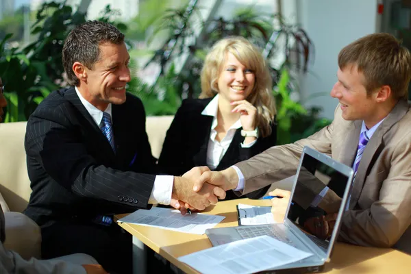 Kézfogás, egy értekezlet befejező üzleti — Stock Fotó
