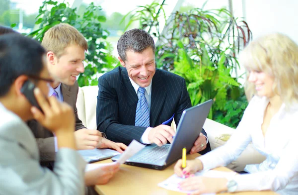 Affärsmöte - manager diskuterar arbetet med kollegorna — Stockfoto