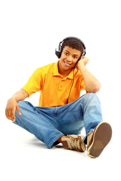 Χαρούμενος νεαρός ακούγοντας μουσική και το τραγούδι — Φωτογραφία Αρχείου